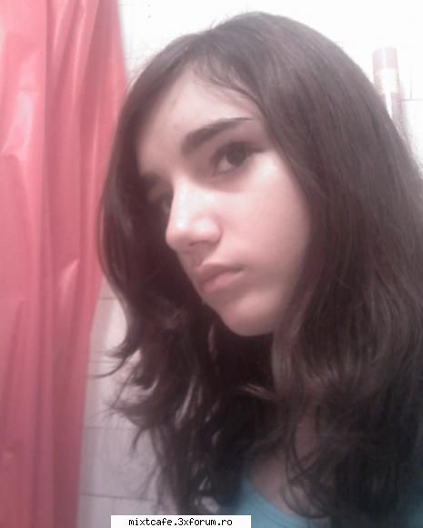 deci sa ma prezint si eu. :limba: 
ma numesc ela.
am 13 ani.
sunt din ....si 
fana tokio hotel.