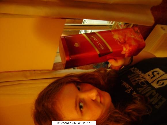 eu cu cutia in care esti sticla de wisky iluzie